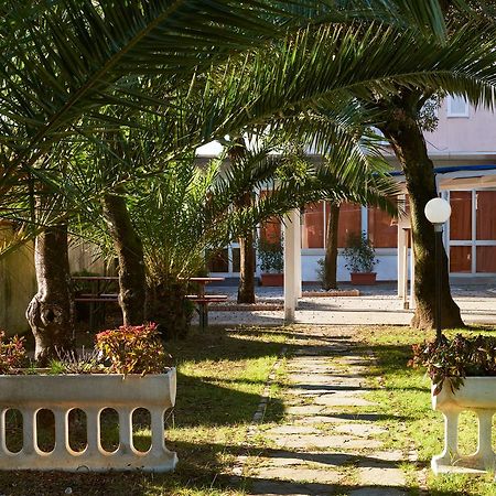 Hotel Mirage Marina di Pietrasanta Bagian luar foto