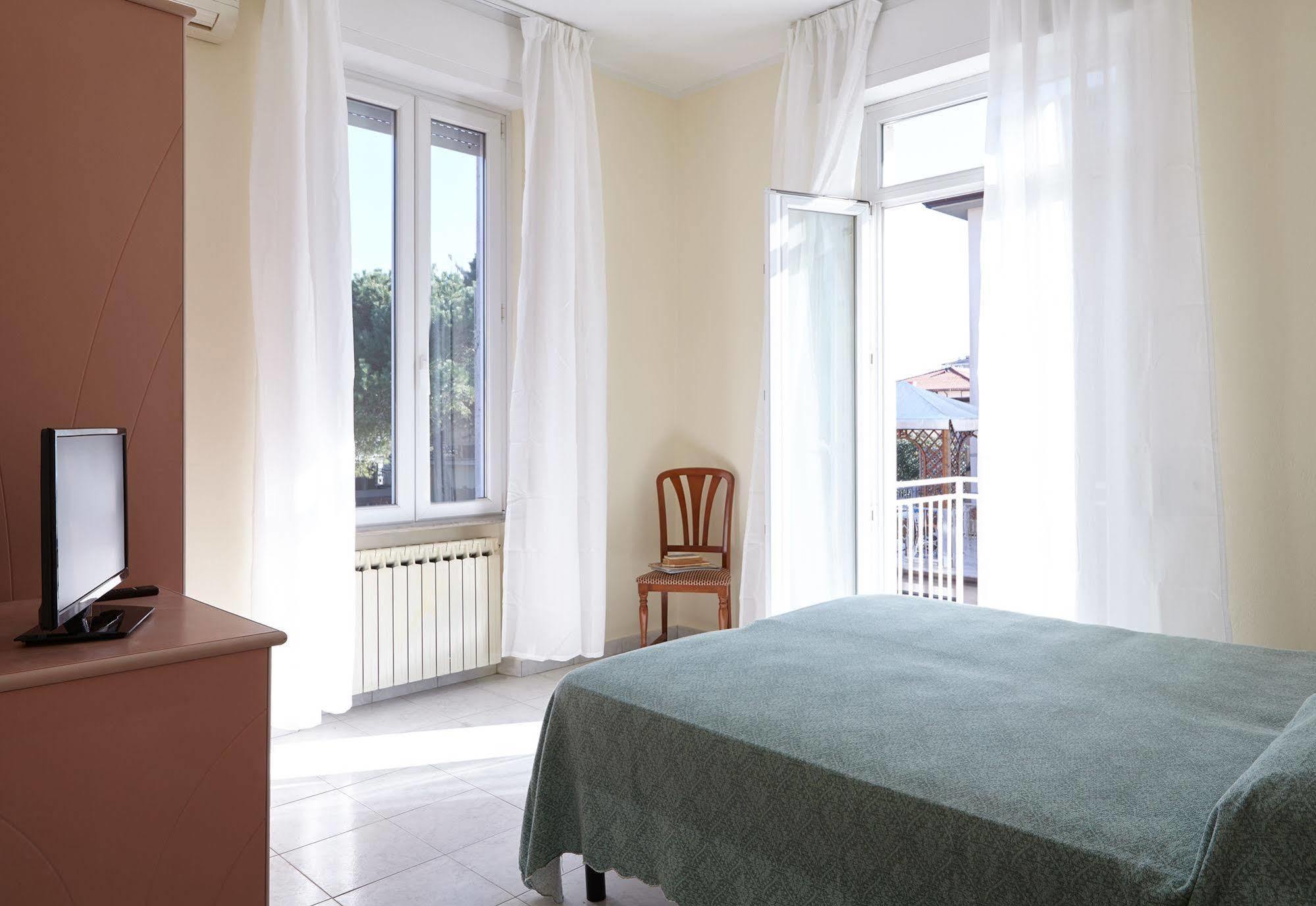 Hotel Mirage Marina di Pietrasanta Bagian luar foto
